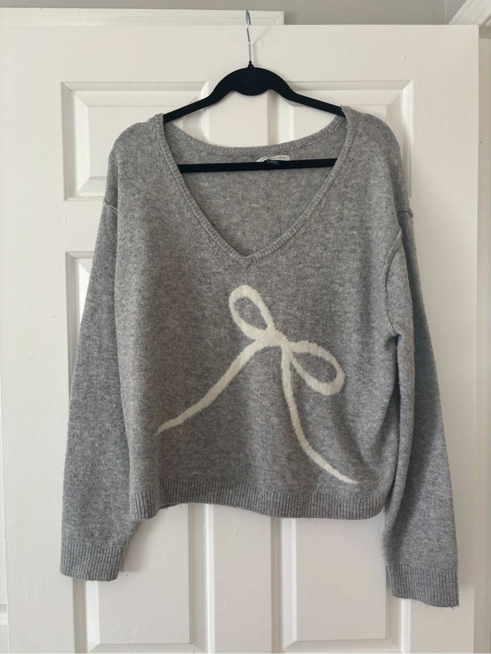 American Eagle Outfitters Gray V-Neck Sweater with Cream Bow - Size M
